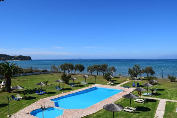 På billedet ses objektet S&C Kosmos Beach Resort beliggende i byen Roda.