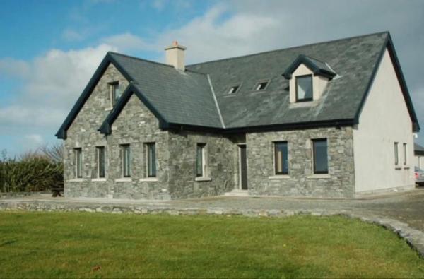 A la foto es mostra l'objecte Claddaghaduff 371 Omey Lodge situat a la ciutat de Leagaun.