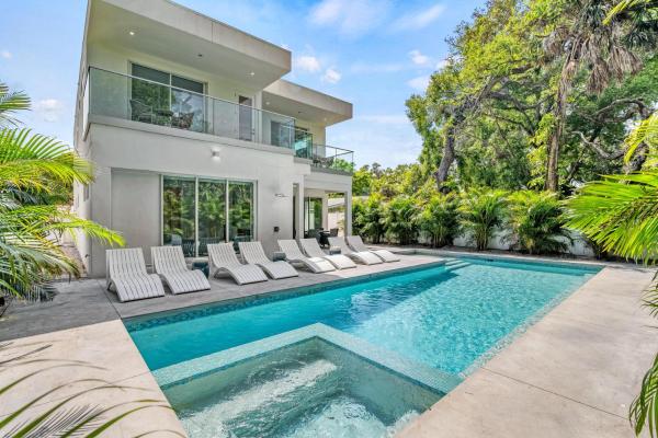 Na fotografii je vidět objekt Tamiami Vice - Luxury Siesta Key Home with Heated Pool & Prime Location – Book Your Escape Today! nacházející se ve městě Sarasota.