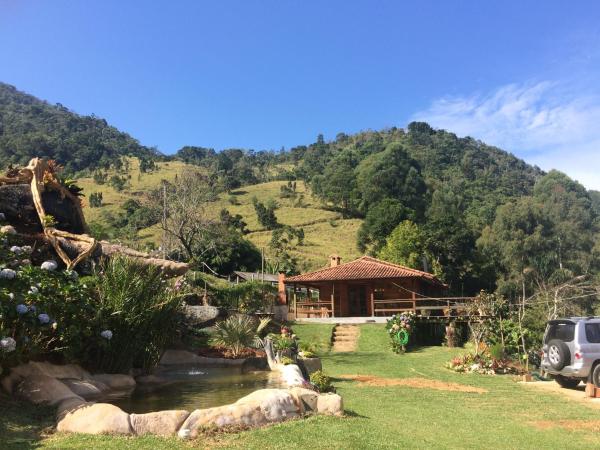 A la foto es mostra l'objecte Sitio com piscina natural e cascata, com linda vista em Lumiar. situat a la ciutat de Lumiar.