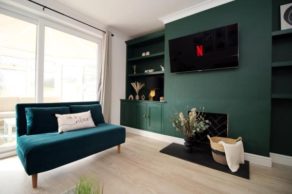 Modern 3BR Bath Home, Sleeps 6, Driveway Parking, Families & Contractors Deal, Bath