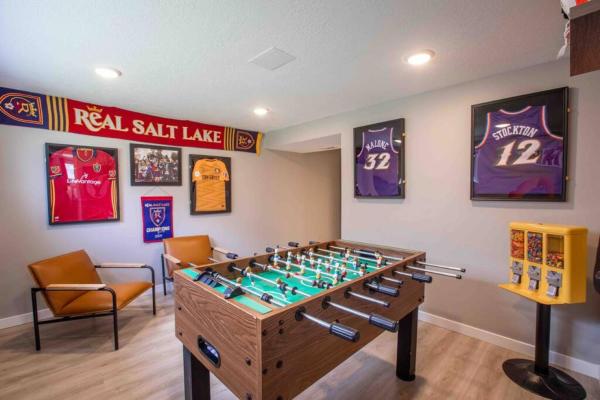 Family Getaway | Hot Tub + Trampoline + Fire Pit + Foosball - Sandy, UT