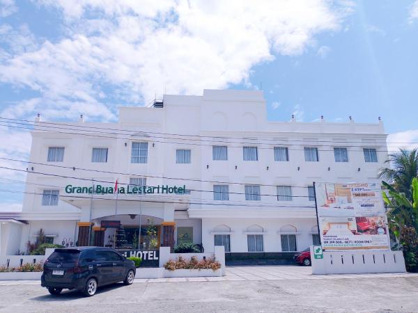 写真にはDuku市にあるGrand Buana Lestari Hotelが写っています。