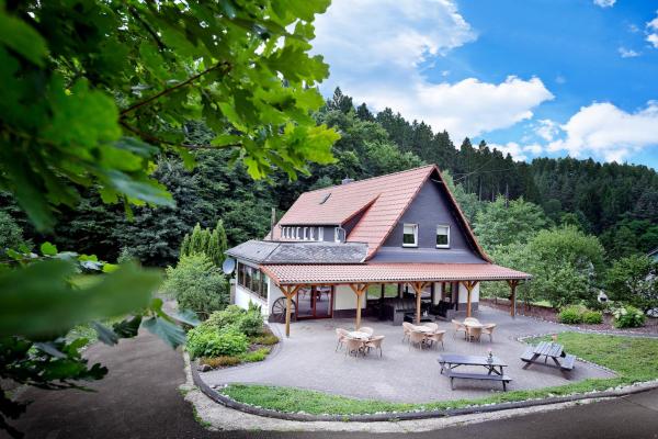 Na foto é possível ver o objeto Tolles Ferienhaus für 16 Personen im Westerwald mit Sauna, Whirlpool, Kino und Bar localizado na cidade de Niederdreisbach.