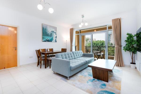 Na zdjęciu widoczny jest obiekt Lux BnB I Turia Tower I Lake & Garden View położony w mieście Dubaj.