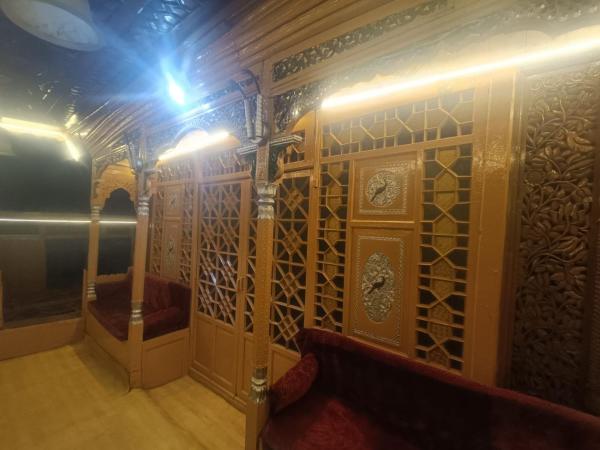 A la foto es mostra l'objecte Shamus Maqbool Group Of Houseboat situat a la ciutat de Srinagar.
