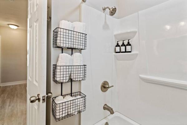 Bild 5: Chic & Spacious Fully Equipped 2BD Apt W/Parking