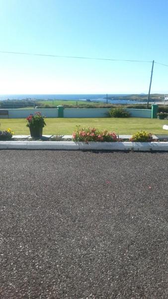 Na fotografii je vidět objekt Beach View Bed & Breakfast nacházející se ve městě Allihies.
