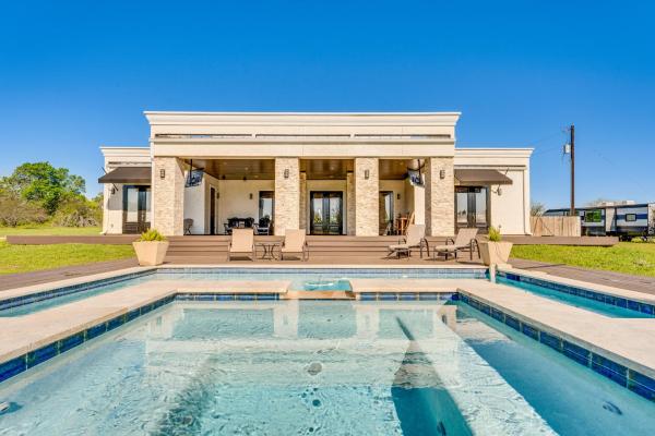 Na fotografii je vidět objekt Stunning Ranch Villa Private Pool and Hot Tub! nacházející se ve městě Weimar.