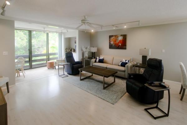 A la foto es mostra l'objecte Island Breeze Sanctuary situat a la ciutat de Longboat Key.