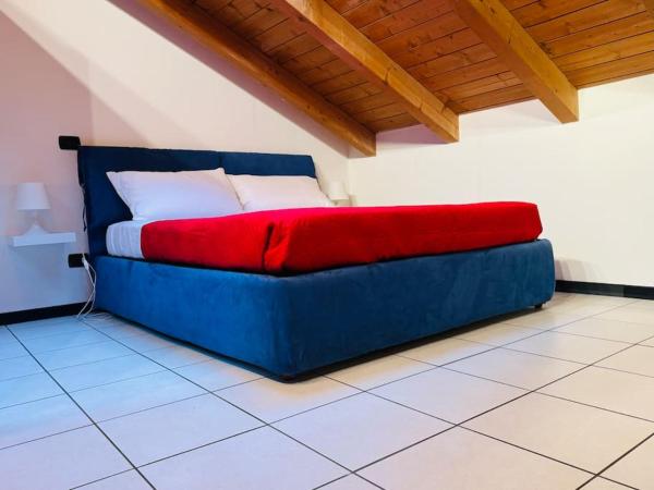 A la foto es mostra l'objecte La casa di Vale situat a la ciutat de Arona.