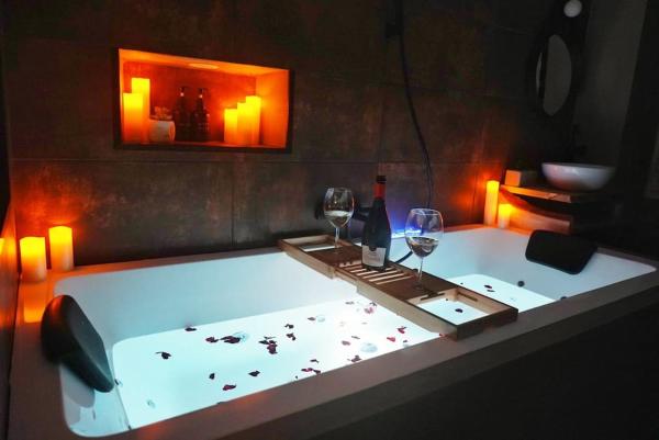 A la foto es mostra l'objecte Love and spa vue montagne situat a la ciutat de Ascros.