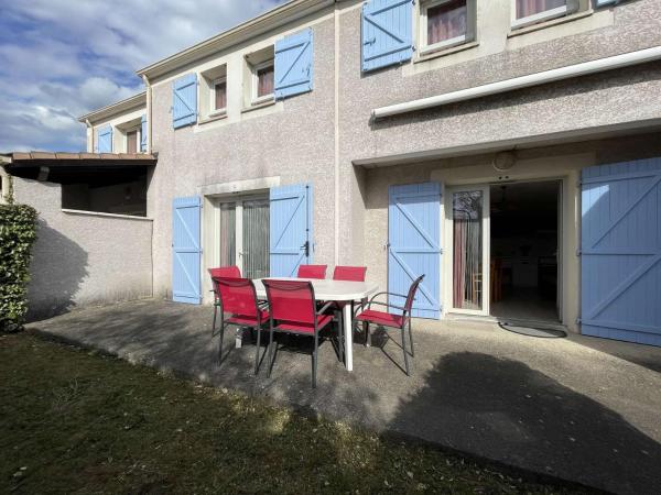 En la foto se muestra el objeto Appartement climatisé de 3 pièces avec piscine, terrasse et parking - Vallon-Pont-d'Arc - FR-1-382-54 ubicado en la ciudad de Vallon-Pont-dʼArc.