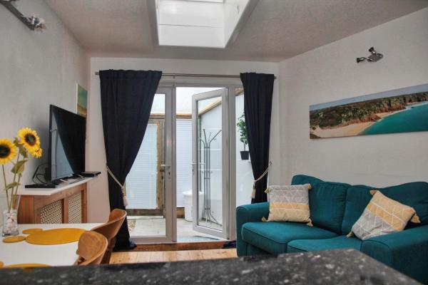 Light and airy with parking nearby, Bath