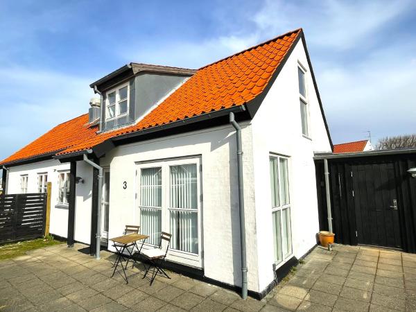 Na foto é possível ver o objeto Byhus centralt på Læsø localizado na cidade de Vesterø Havn.
