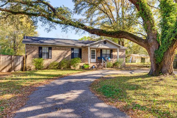 A la foto es mostra l'objecte Charming Satsuma Home about 14 Mi to Mobile! situat a la ciutat de Saraland.
