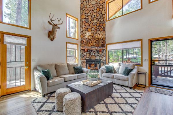 På billedet ses objektet Pet-Friendly Cabin with Fire Pit in Pinetop! beliggende i byen Indian Pine.