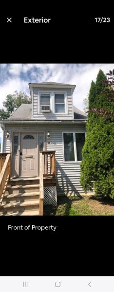 La photo montre l'objet LOVELY RENOVATED 2 BEDROOM HOME WITH FREE Parking situé dans la ville de Albany.