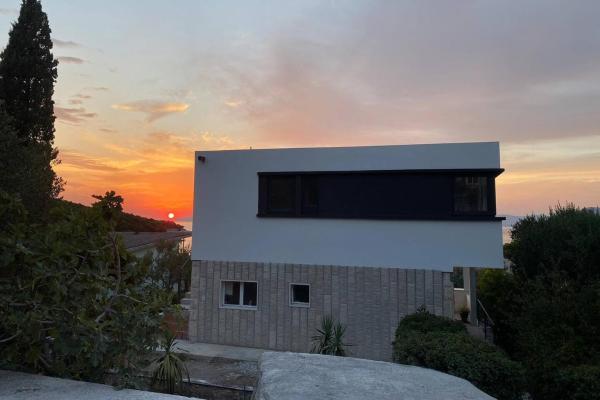 A la foto es mostra l'objecte Apartments by the sea Postira, Brac - 22204 situat a la ciutat de Postira.