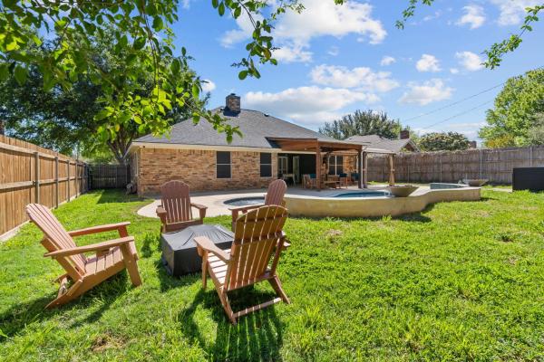 A la foto es mostra l'objecte The Charming House & Pool in DFW situat a la ciutat de Keller.