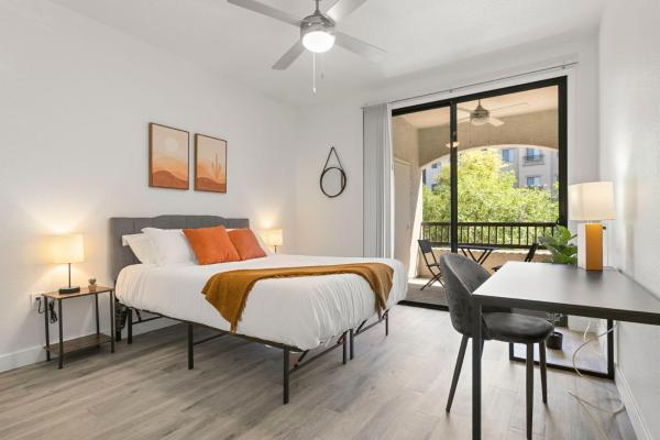 Na zdjęciu widoczny jest obiekt CozySuites Glendale by the stadium with pool 14 położony w mieście Glendale.