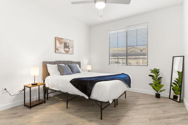 Na zdjęciu widoczny jest obiekt CozySuites Glendale by the stadium with pool 17 położony w mieście Glendale.
