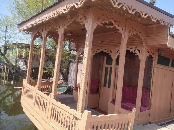 A la foto es mostra l'objecte Young Lake Palace Group Of Houseboats situat a la ciutat de Srinagar.