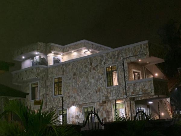 Na zdjęciu widoczny jest obiekt The Teasel Bank położony w mieście Sakumo.