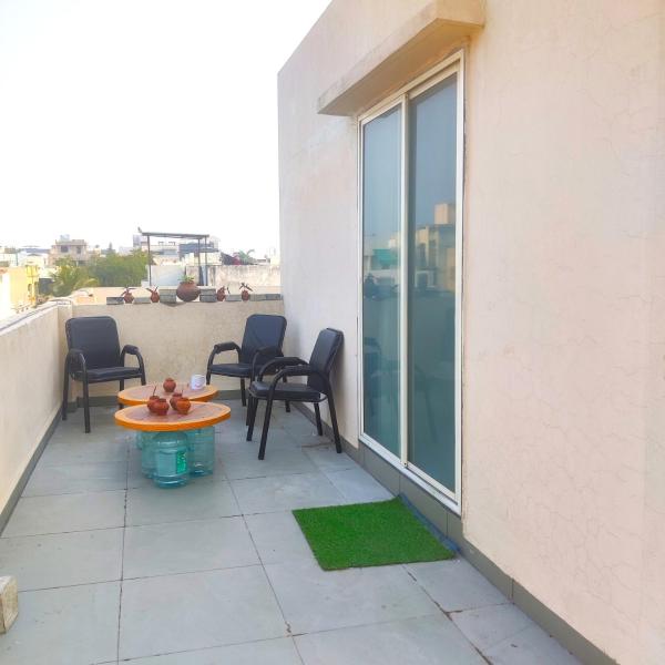 A la foto es mostra l'objecte Cozy Penthouse with Terrace and Sunset View situat a la ciutat de Indore.