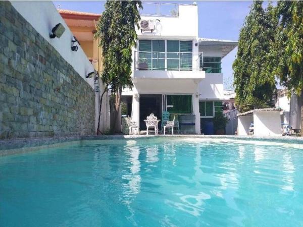 Στη φωτογραφία φαίνεται το αντικείμενο White House near Thunderbird Resort που βρίσκεται στην πόλη San Vicente.