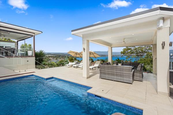 Auf dem Foto ist das Objekt HEATed Pool, Lake & Beach, Luxury 5 B/R House in der Stadt Oak Flats zu sehen.