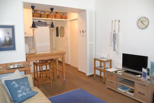 A la foto es mostra l'objecte Vouliagmeni seaside flat situat a la ciutat de Atenes.