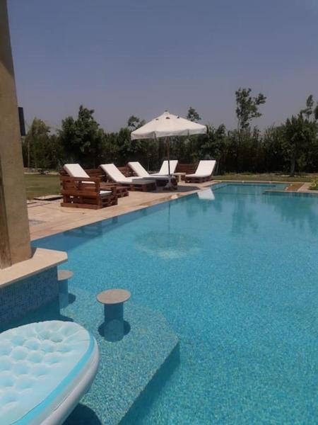 Op de foto is het object Private villa at a gated community te zien, gelegen in de stad Al Manāshī.