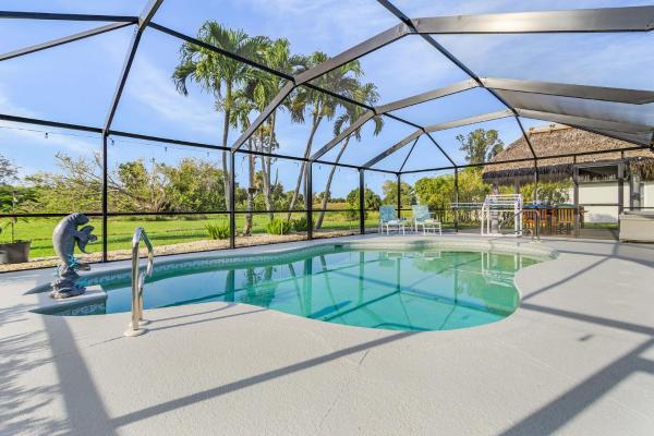 Villa Tiki w/ heated Pool very quiet & green Oasis, Cape Coral