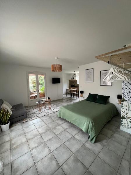 A la foto es mostra l'objecte Grand studio avec véranda et parking situat a la ciutat de Auterive.