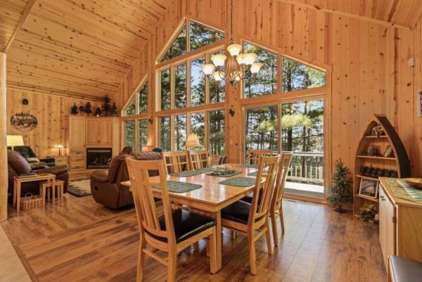 A la foto es mostra l'objecte Premier Lakeside Retreat on The Whitefish Chain! situat a la ciutat de Cross Lake.