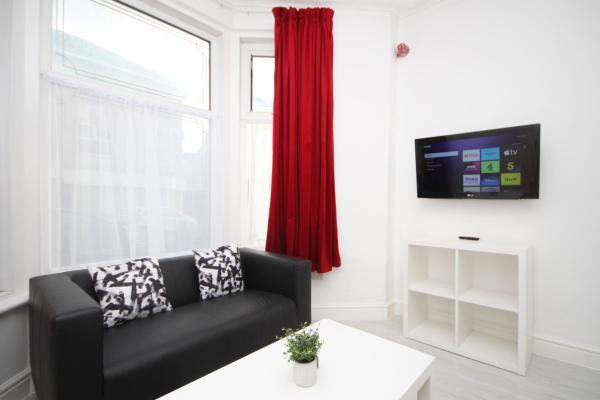 På billedet ses objektet BARTON BEACHSIDE - Stylish Studio Apartment, Double & Single - Central Beach & Promenade Location - Over 21's, Family Friendly Only, ID Required beliggende i byen Blackpool.