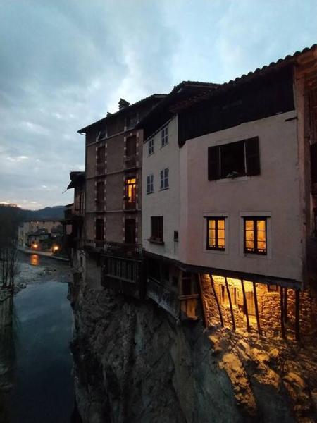 写真にはChâtelus市にあるMaison suspendue avec jacuzzi privatifが写っています。