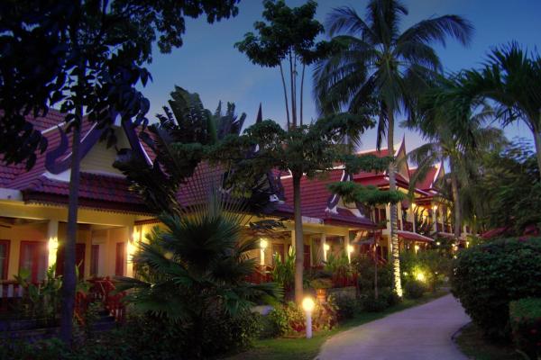 A la foto es mostra l'objecte Palm Village situat a la ciutat de Rawai Beach.