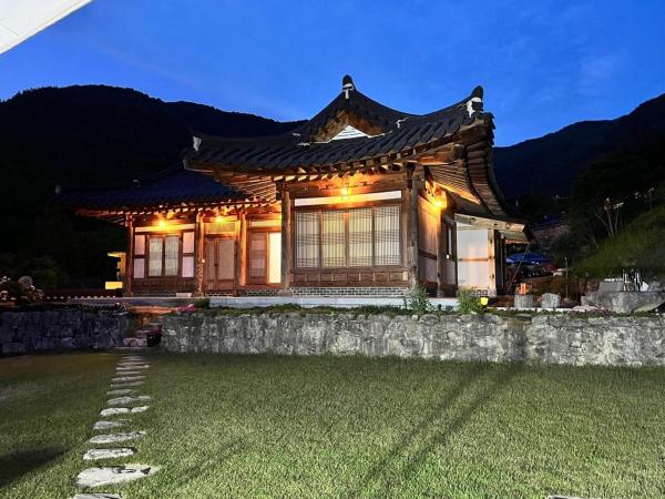Op de foto is het object Wanju Hanok Pension Hyurim te zien, gelegen in de stad Wanju.