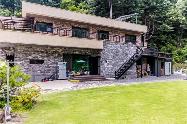 A la foto es mostra l'objecte Yangpyeong Dongdong House Pension situat a la ciutat de Sŏch'anam.