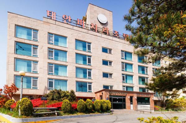Op de foto is het object Taean Beach Resort Pension te zien, gelegen in de stad Tohwang-ni.