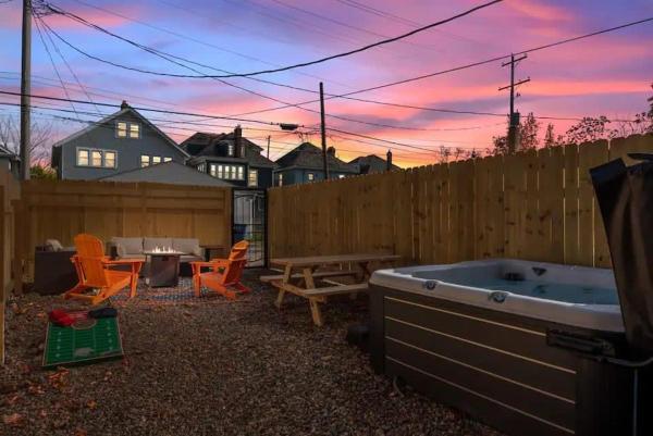 A la foto es mostra l'objecte 5 Bedrooms Sleeps 14 - Hot Tub - 1 min to Fairgrounds situat a la ciutat de Columbus.