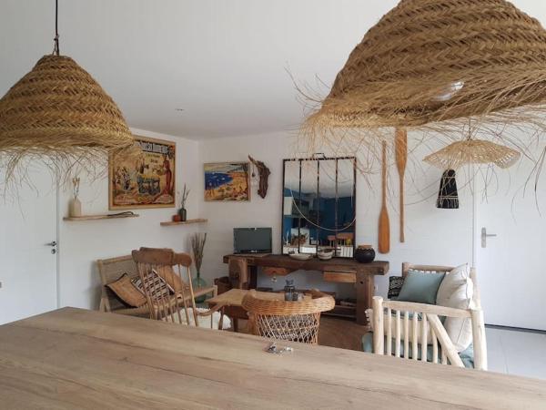 På bilden syns objektet Casa Marcel déco sympa au calme dans la pinède som ligger i staden La Tremblade.