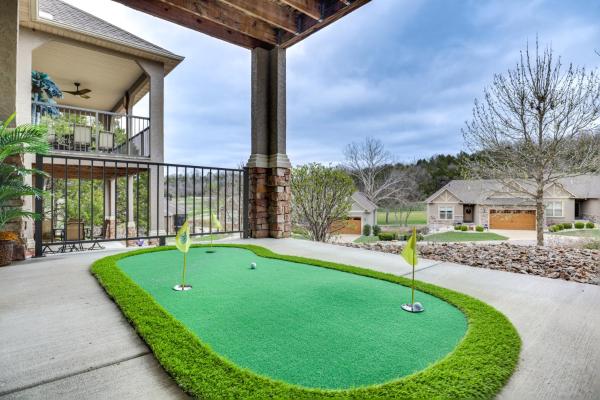 A la foto es mostra l'objecte Golf-Course View Resort Home in Lake of the Ozarks situat a la ciutat de Camdenton.