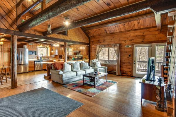 La photo montre l'objet Lock Haven Cabin with Wood Stove and Mountain View! situé dans la ville de Jersey Shore.
