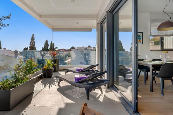Hektor apartment with sea view terrace and garage, Сплит