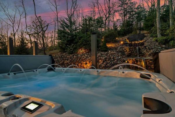 Na zdjęciu widoczny jest obiekt Mega Spa, Fire Pit, Views, sleep 18, Arcade, Karaoke, Gaming System położony w mieście Cosby.
