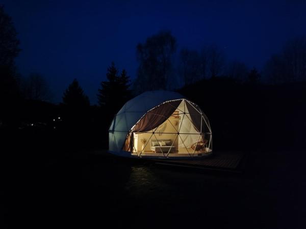 A la foto es mostra l'objecte Forrest Glamp situat a la ciutat de Okrzeszyn.