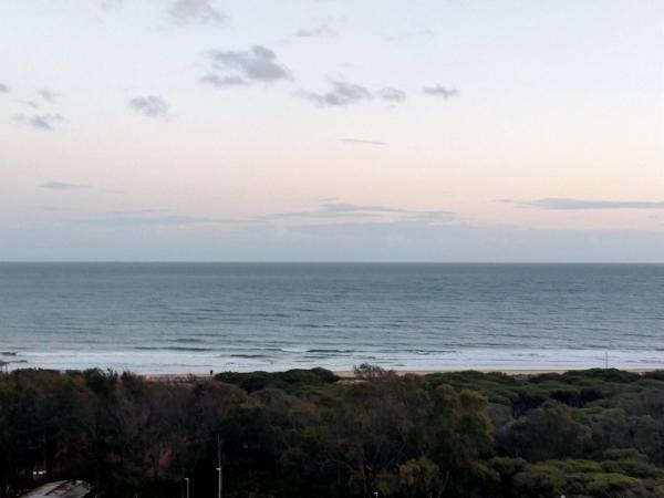 A la foto es mostra l'objecte Piso Isla Cristina, mar de luz situat a la ciutat de Puente Carrera.